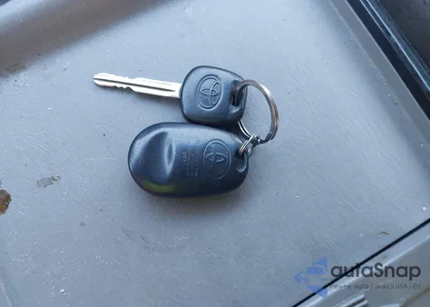 2004 Toyota Sienna Le z USA, uszkodzony, nr VIN 5TDZA23C84S118757